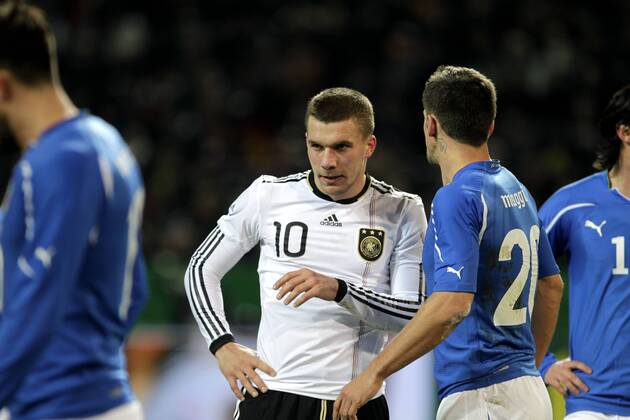 Fußball-Nationalmannschaft Freundschaftsspiel Deutschland (weiß)-Italien (blau) 1-1 am 09.02.2011 im Signal-Iduna Park in Dortmund.Lukas Podolski (GER, C).