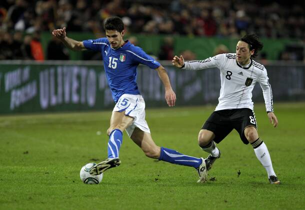 Fußball-Nationalmannschaft Freundschaftsspiel Deutschland (weiß)-Italien (blau) 1-1 am 09.02.2011 im Signal-Iduna Park in Dortmund.Andrea Ranocchia (li.) und Mesut Özil.