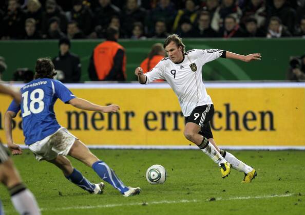 Fußball-Nationalmannschaft Freundschaftsspiel Deutschland (weiß)-Italien (blau) 1-1 am 09.02.2011 im Signal-Iduna Park in Dortmund. Kevin Großkreutz.(R)