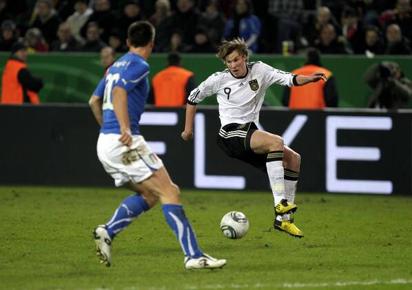 Fußball-Nationalmannschaft Freundschaftsspiel Deutschland (weiß)-Italien (blau) 1-1 am 09.02.2011 im Signal-Iduna Park in Dortmund. Kevin Großkreutz. (R)