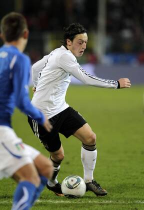 Fußball-Nationalmannschaft Freundschaftsspiel Deutschland (weiß)-Italien (blau) 1-1 am 09.02.2011 im Signal-Iduna Park in Dortmund.Mesut Özil.