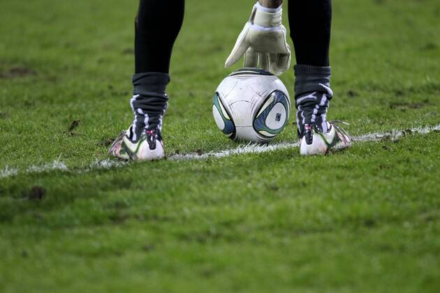 Fußball-Nationalmannschaft Freundschaftsspiel Deutschland (weiß)-Italien (blau) 1-1 am 09.02.2011 im Signal-Iduna Park in Dortmund.Torwart legt sich den Spielball zum Abschlag zurecht.