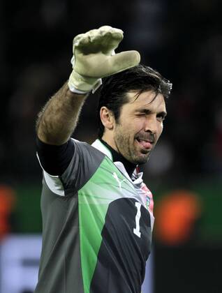 Fußball-Nationalmannschaft Freundschaftsspiel Deutschland (weiß)-Italien (blau) 1-1 am 09.02.2011 im Signal-Iduna Park in Dortmund.Gianluca Buffon (ITA)).