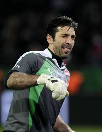 Fußball-Nationalmannschaft Freundschaftsspiel Deutschland (weiß)-Italien (blau) 1-1 am 09.02.2011 im Signal-Iduna Park in Dortmund.Gianluca Buffon (ITA)).