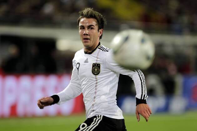 Fußball-Nationalmannschaft Freundschaftsspiel Deutschland (weiß)-Italien (blau) 1-1 am 09.02.2011 im Signal-Iduna Park in Dortmund.Mario Götze -GER .
