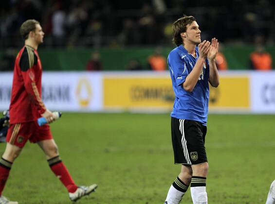 Fußball-Nationalmannschaft Freundschaftsspiel Deutschland (weiß)-Italien (blau) 1-1 am 09.02.2011 im Signal-Iduna Park in Dortmund. Manuel Neuer(li.) und Kevin Großkreutz (beide GER) im italienischen Trikot
