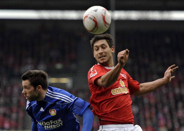 Fussball-Bundesliga 13.3.2011 1. FSV Mainz 05 - Bayer Leverkusen 0:1 Malik Fathi (re,MZ) springt höher als Gonzalo Castro (LEV). Fussball - Bundesliga