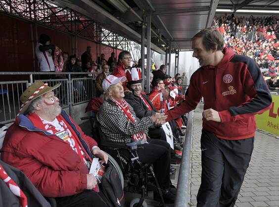 Fussball-Bundesliga 13.3.2011 1. FSV Mainz 05 - Bayer Leverkusen 0:1 Vor Spielbeginn begrüsst der Mainzer Trainer Thomas Tuchel traditionell die Rollstuhlfahrer. Fussball - Bundesliga