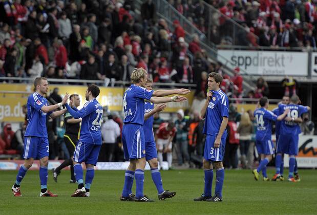Fussball-Bundesliga 13.3.2011 1. FSV Mainz 05 - Bayer Leverkusen 0:1 Kollektiver Jubel nach dem Schlusspfiff, die Leverkusener freuen sich über einen glücklichen Sieg, u.a. mit Stefan Reinartz (R) . Fussball - Bundesliga
