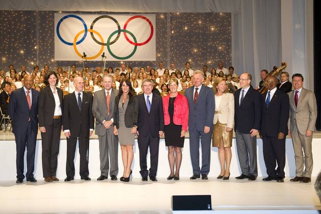 v.l. Kip KEINO (Olympiasieger Leichtathletik, KEN), Claudia BOKEL (Mitglied IOC-Athletenkommission), Peter TALLBERG (erster Vors. IOC-Athletenkommission), Dr. Jacques ROGGE (IOC-Präsident), Nadia COMANECI (Olympiasiegerin Turnen, ROM), Dr. Thomas BACH (DOSB-Präsident), Michelle FORD-ERIKSSON (ehem. IOC Mitglied) , Pal SCHMITT (Staatspräsident HUN), Svelta OTZETOVA (Olympiasiegerin Rudern, Bulgarien), Fürst Albert II. VON MONACO, Kip KEINO (Olympiasieger Leichtathletik, KEN), Lord Sebastian COE (LOCOG-Chef), ganze Figur, Querformat, Gruppenbild, ehemalige und aktuelle IOC-Mitglieder, Deutscher Olympischer SportBund feiert 30 Jahre Olympischer Kongress am 28.09.2011 in Baden-Baden Deutschland