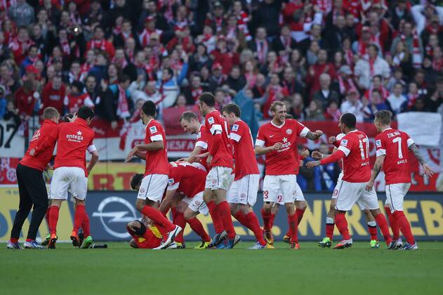 09.03.2013 Fussball Bundesliga FSV Mainz 05 - Bayer 04 Leverkusen Spieltag 25 Fussball Maenner Saison 2012 13 die Spieler des FSV Mainz 05 tanzen vor den Fans