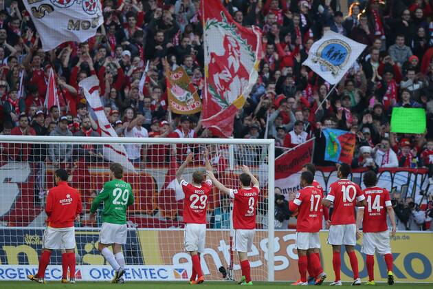 09.03.2013 Fussball Bundesliga FSV Mainz 05 - Bayer 04 Leverkusen Spieltag 25 Fussball Maenner Saison 2012 13 die Spieler des FSV Mainz 05 bedanken sich bei den Fans