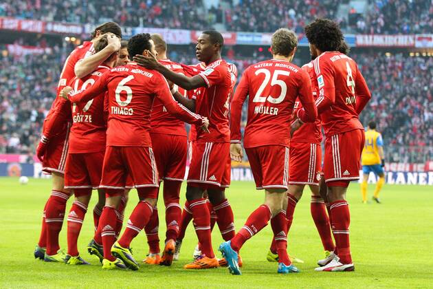 die Mannschaft freut sich über das Tor von Arjen ROBBEN 10 (FC Bayern München) FC Bayern München vs. Eintracht Braunschweig, Fussball, 1.Bundesliga, 30.11.2013 Foto: Eibner EP_ckt
