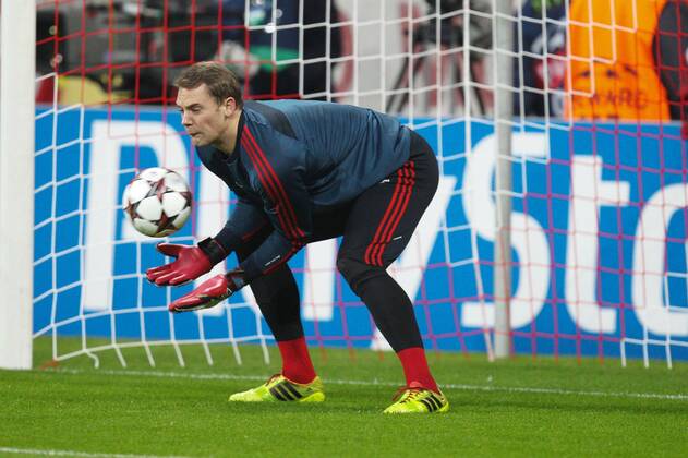 Torwartaktion von Manuel NEUER 1 (FC Bayern München) FC Bayern München vs. Manchester City, Fussball, Championsleague, 10.12.2013 Foto: Eibner EP_ckt