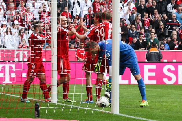 die Mannschaft freut sich ueber das Tor von Xherdan SHAQIRI 11 (FC Bayern München), Oliver BAUMANN 1 (SC Freiburg) FC Bayern München vs. SC Freiburg, Fussball, 1.Bundesliga, 15.2.2014 EP_ckt