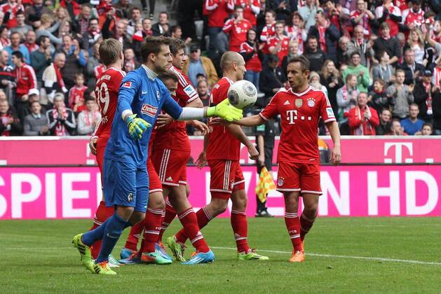 die Mannschaft freut sich ueber das Tor von Xherdan SHAQIRI 11 (FC Bayern München), Oliver BAUMANN 1 (SC Freiburg) FC Bayern München vs. SC Freiburg, Fussball, 1.Bundesliga, 15.2.2014 EP_ckt