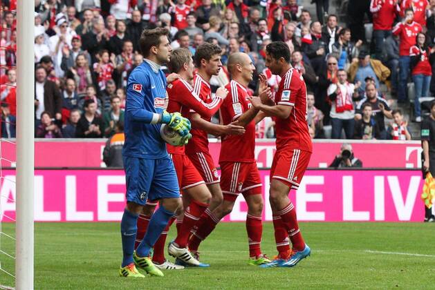 die Mannschaft freut sich ueber das Tor von Xherdan SHAQIRI 11 (FC Bayern München), Oliver BAUMANN 1 (SC Freiburg) FC Bayern München vs. SC Freiburg, Fussball, 1.Bundesliga, 15.2.2014 EP_ckt