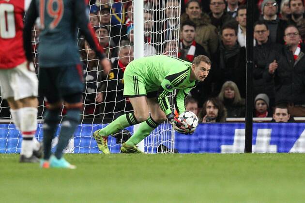 Torwartaktion von Manuel NEUER 1 (FC Bayern München) Arsenal London vs. FC Bayern München, Fussball, Champions League, 19.02.2014 , EP_CKT