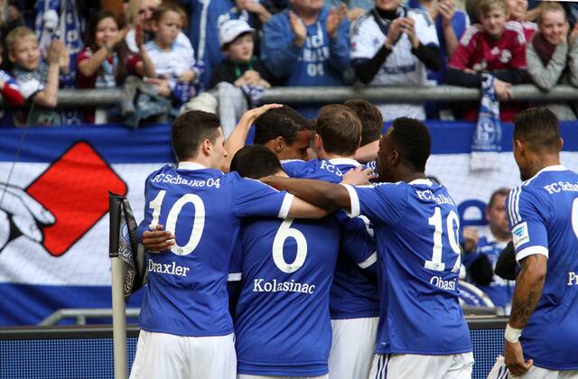 08.03.2014 - Die Mannschaft freut sich über das Tor von Klaas-Jan Huntelaar (FC Schalke 04) beim BL-Spiel (Saison 2013 14) FC Schalke 04 - 1899 Hoffenheim.