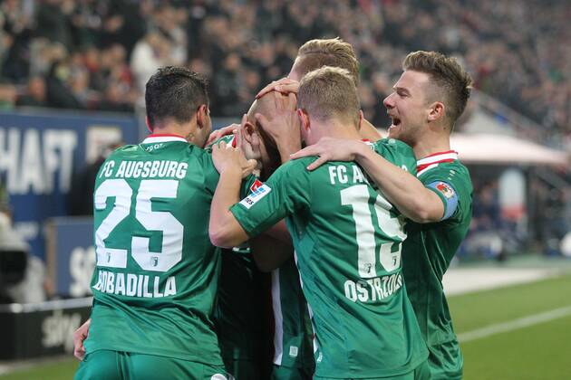 die Mannschaft freut sich ueber das Tor von Tobias Werner 13 (FC Augsburg) FC Augsburg vs. FC Schalke 04, Fussball, 1.Bundesliga, 14.03.2014 EP_ckt