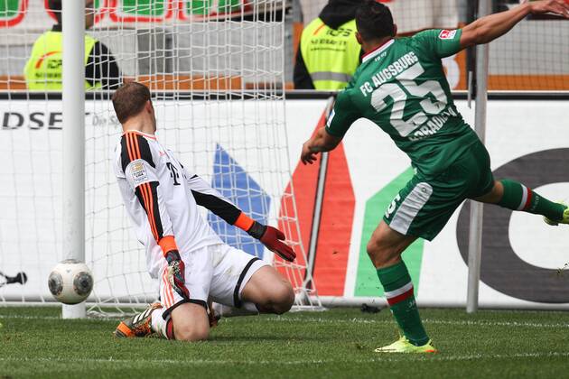 Torwartaktion von Manuel Neuer 1 (FC Bayern München), Raul Bobadilla 25 (FC Augsburg) FC Augsburg vs. FC Bayern München, Fussball, 1.Bundesliga, 05.04.2014 EP_ckt
