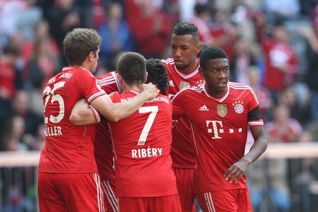 die Mannschaft freut sich ueber das Tor von Claudio Pizarro 14 (FC Bayern München) FC Bayern München vs. SV Werder Bremen, Fussball, 1.Bundesliga, 26.4.2014 EP_ckt