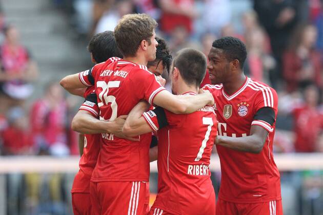 die Mannschaft freut sich ueber das Tor von Claudio Pizarro 14 (FC Bayern Muenchen) FC Bayern Muenchen vs. SV Werder Bremen, Fussball, 1.Bundesliga, 26.4.2014 EP_ckt