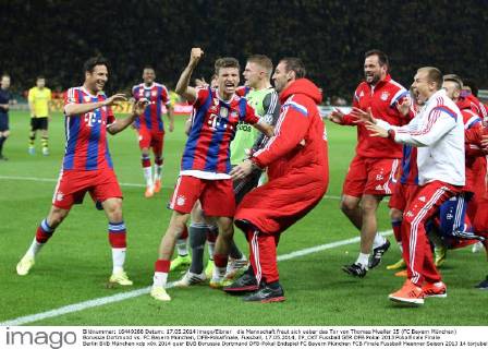 die Mannschaft freut sich ueber das Tor von Thomas Mueller 25 (FC Bayern München) Borussia Dortmund vs. FC Bayern München, DFB-Pokalfinale, Fussball, 17.05.2014, EP_CKT