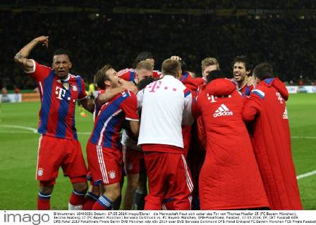 die Mannschaft freut sich ueber das Tor von Thomas Mueller 25 (FC Bayern München), Jerome Boateng 17 (FC Bayern München) Borussia Dortmund vs. FC Bayern München, DFB-Pokalfinale, Fussball, 17.05.2014, EP_CKT