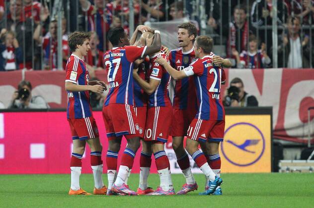 die Mannschaft freut sich über das Tor von Arjen Robben 10 (FC Bayern München) FC Bayern München vs. VfL Wolfsburg, Fussball, 1.Bundesliga, 22.8.2014 EP_ckt