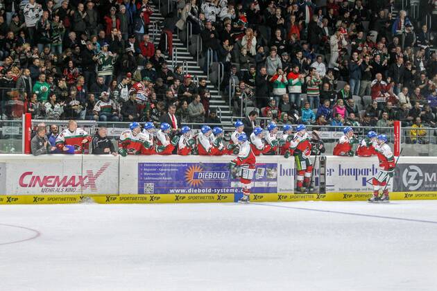 die Mannschaft freut sich über das Tor von Ryan Bayda 18 (Augsburger Panther) Augsburger Panther vs. Eisbären Berlin, Eishockey, DEL, 12.09.2014, EP_CKT