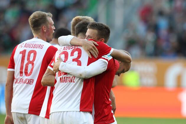 die Mannschaft freut sich ueber das Tor von Tim Matavz 23 (FC Augsburg) FC Augsburg vs. Werder Bremen, Fussball, 1.Bundesliga, 20.09.2014 EP_ckt