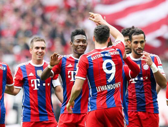 die Mannschaft freut sich über das Tor von Robert Lewandowski 9 (FC Bayern München) FC Bayern München vs. Hannover 96, Fussball, 1.Bundesliga, 04.10.2014 EP_ckt