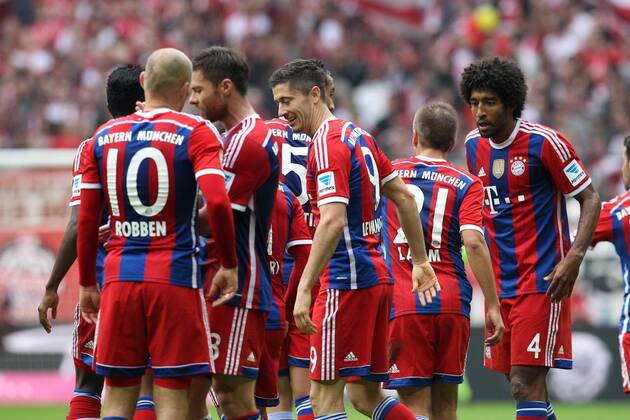 die Mannschaft freut sich über das Tor von Robert Lewandowski 9 (FC Bayern München) FC Bayern München vs. Hannover 96, Fussball, 1.Bundesliga, 04.10.2014 EP_ckt