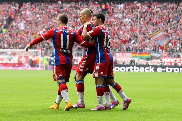 die Mannschaft freut sich über das Tor von Arjen Robben 10 (FC Bayern München) FC Bayern München vs. Hannover 96, Fussball, 1.Bundesliga, 04.10.2014 EP_ckt