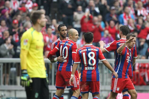 die Mannschaft freut sich über das Tor von Arjen Robben 10 (FC Bayern München) FC Bayern München vs. Hannover 96, Fussball, 1.Bundesliga, 04.10.2014 EP_ckt