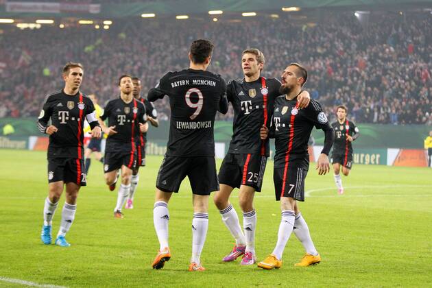 die Mannschaft freut sich über das Tor von Robert Lewandowski 9 (FC Bayern München) Hamburger SV vs. FC Bayern München, Fussball, DFB-Pokal, 29.10.2014 , EP_CKT