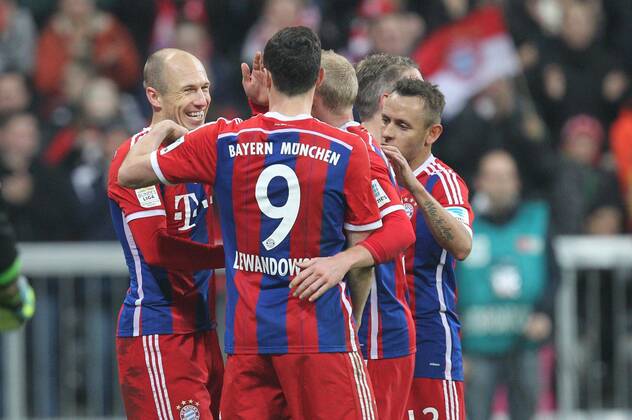 die Mannschaft freut sich über das Tor von Arjen Robben 10 (FC Bayern München) FC Bayern München vs. TSG 1899 Hoffenheim, Fussball, 1.Bundesliga, 22.11.2014 EP_ckt