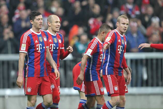 die Mannschaft freut sich über das Tor von Arjen Robben 10 (FC Bayern München) FC Bayern München vs. TSG 1899 Hoffenheim, Fussball, 1.Bundesliga, 22.11.2014 EP_ckt