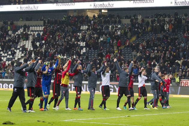 Die Spieler von Eintracht Frankfurt jubeln nach Spielende Fussball 1. Bundesliga, 14. Spieltag, Eintracht Frankfurt (F) - SV Werder Bremen (HB) 5:2 am 07.12.2014 in Frankfurt Deutschland.