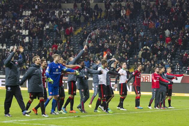 Die Spieler von Eintracht Frankfurt jubeln nach Spielende Fussball 1. Bundesliga, 14. Spieltag, Eintracht Frankfurt (F) - SV Werder Bremen (HB) 5:2 am 07.12.2014 in Frankfurt Deutschland.