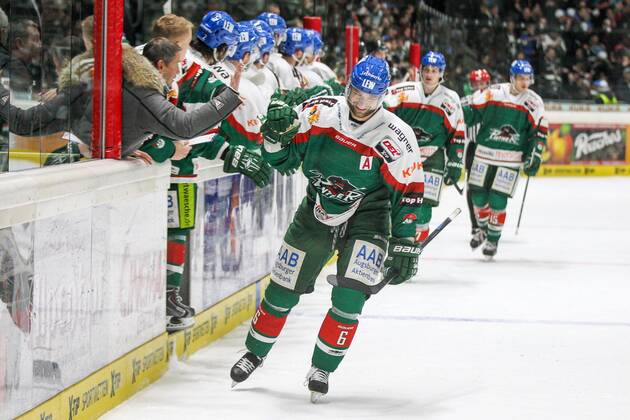 die Mannschaft freut sich ueber das Tor von Greg Moore 26 (Augsburger Panther), Jeffery Woywitka 6 (Augsburger Panther) ,Augsburger Panther vs. Koelner Haie, Eishockey, DEL, 12.12.2014 , EP_CKT