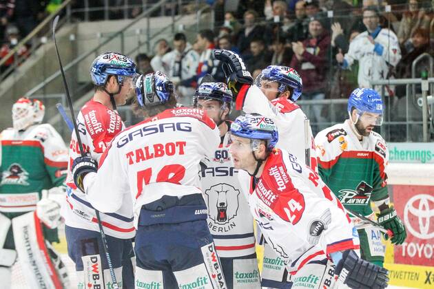 die Mannschaft freut sich ueber das Tor von Casey Borer 55 (Eisbaeren Berlin) ,Augsburger Panther vs. Eisbaeren Berlin, Eishockey, DEL, 21.12.2014 , EP_CKT