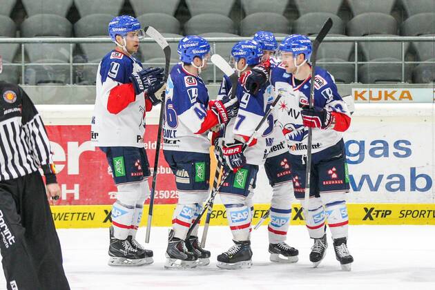 die Mannschaft freut sich ueber das Tor von Kai Hospelt 18 (Adler Mannheim) , Augsburger Panther vs. Adler Mannheim, Eishockey, DEL, 09.01.2015 , EP_CKT