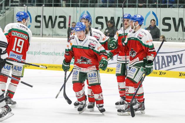 die Mannschaft freut sich ueber das Tor von T.J. Trevelyan 24 (Augsburger Panther) , Augsburger Panther vs. Thomas Sabo Ice Tigers, Eishockey, DEL, 30.01.2015 EP_ckt