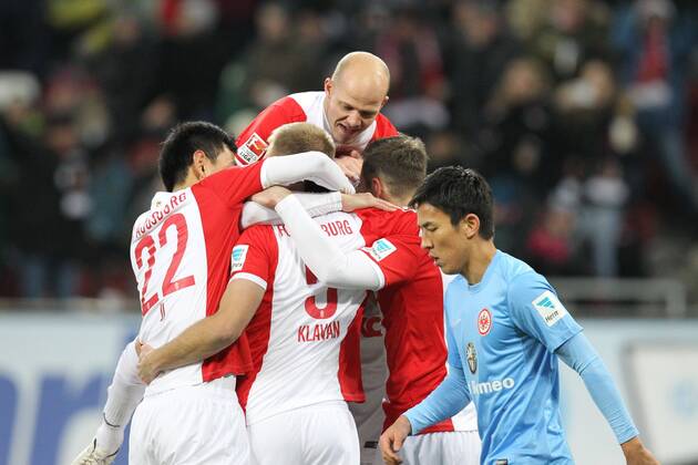 die Mannschaft freut sich ueber das Tor von Ragnar Klavan 5 (FC Augsburg), Tobias Werner 13 (FC Augsburg) , FC Augsburg vs. Eintracht Frankfurt, Fussball, 1.Bundesliga, 08.02.2015 , EP_CKT