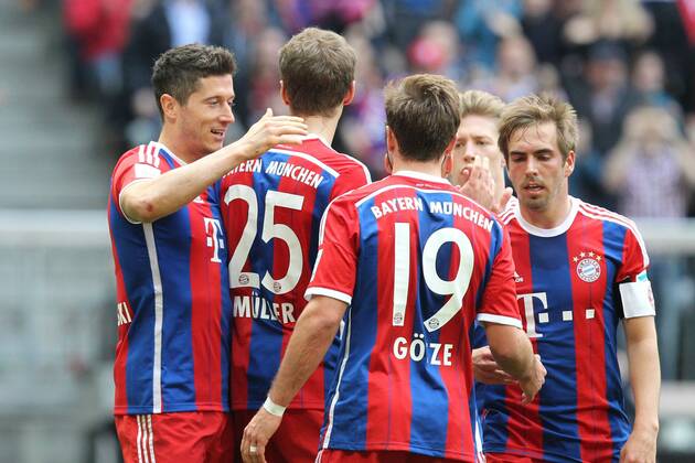 die Mannschaft freut sich ueber das Tor von Robert Lewandowski 9 (FC Bayern Muenchen) , FC Bayern Muenchen vs. Eintracht Frankfurt, Fussball, 1.Bundesliga, 11.04.2015 EP_ckt