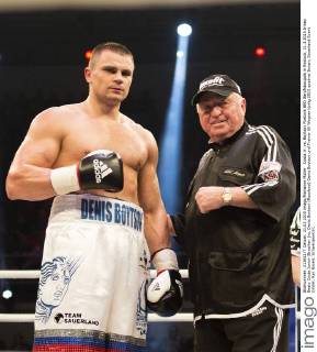 Costa Jr. vs. Boytsov Rostock BRD Berufsboxgala in Rostock, 21.3.2015 Irineu Beato Costa Junior (Brasilien )vs. Denis Boytsov (Russland) Denis Boytsov und Trainer Uli Wegner
