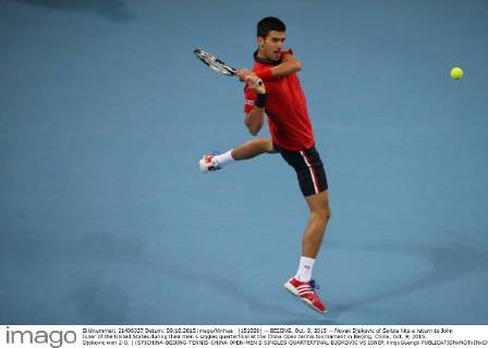 (151009) -- BEIJING, Oct. 9, 2015 -- Novak Djokovic of Serbia hits a return to John Isner of the United States during their men s singles quarterfinal at the China Open tennis tournament in Beijing, China, Oct. 9, 2015. Djokovic won 2-0. ) (SP)CHINA-BEIJING-TENNIS-CHINA OPEN-MEN S SINGLES-QUARTERFINAL-DJOKOVIC VS ISNER XingxGuangli
