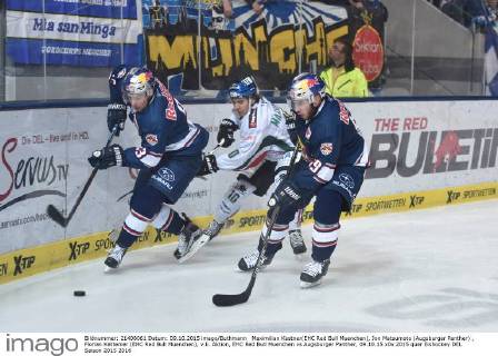 Maximilian Kastner(EHC Red Bull Muenchen), Jon Matsumoto (Augsburger Panther) , Florian Kettemer (EHC Red Bull Muenchen), v.li. Aktion, EHC Red Bull Muenchen vs Augsburger Panther, 09.10.15